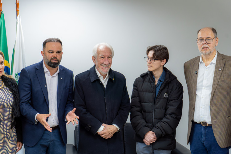 Parananese que vai representar Brasil em Olimpíada de IA ganha notebook e conta trajetória