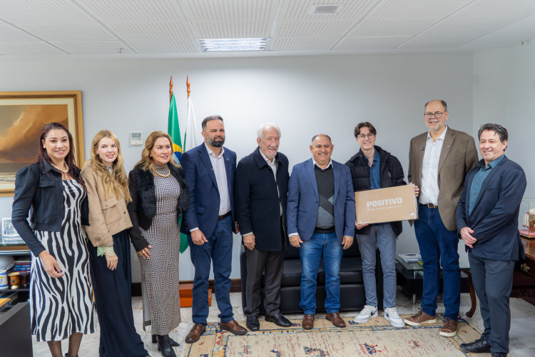 Parananese que vai representar Brasil em Olimpíada de IA ganha notebook e conta trajetória