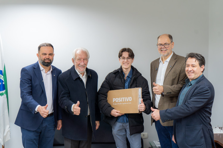 Parananese que vai representar Brasil em Olimpíada de IA ganha notebook e conta trajetória