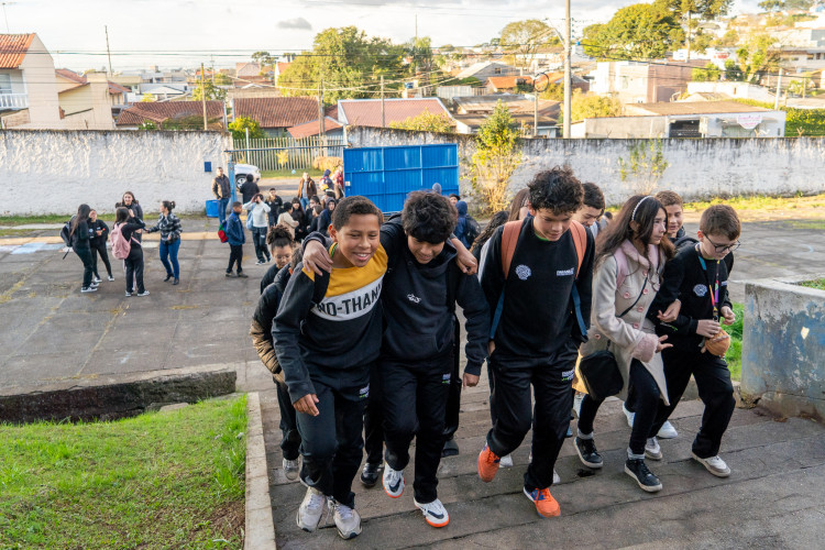 Com mais professores e novidades, 1 milhão de alunos voltam às aulas no Paraná