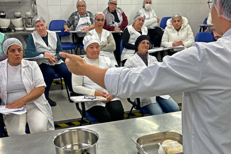 Alimentação saudável: Governo capacita 2 mil merendeiras da rede estadual de ensino