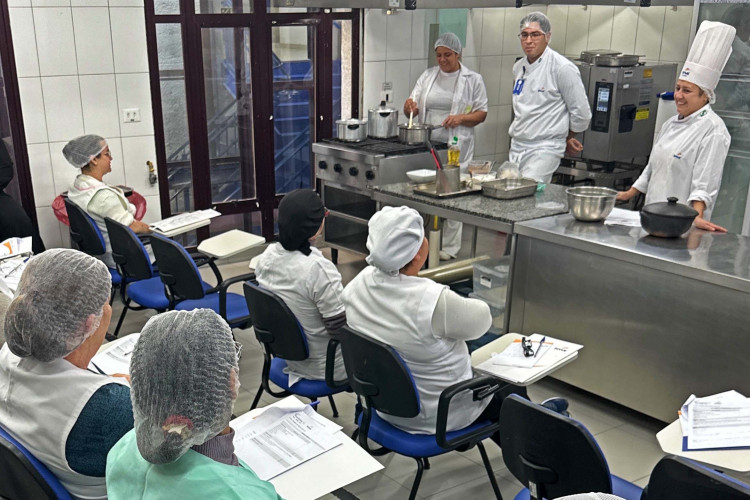 Alimentação saudável: Governo capacita 2 mil merendeiras da rede estadual de ensino