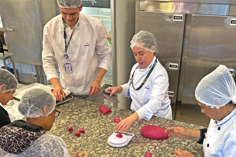 Alimentação saudável: Governo capacita 2 mil merendeiras da rede estadual de ensino