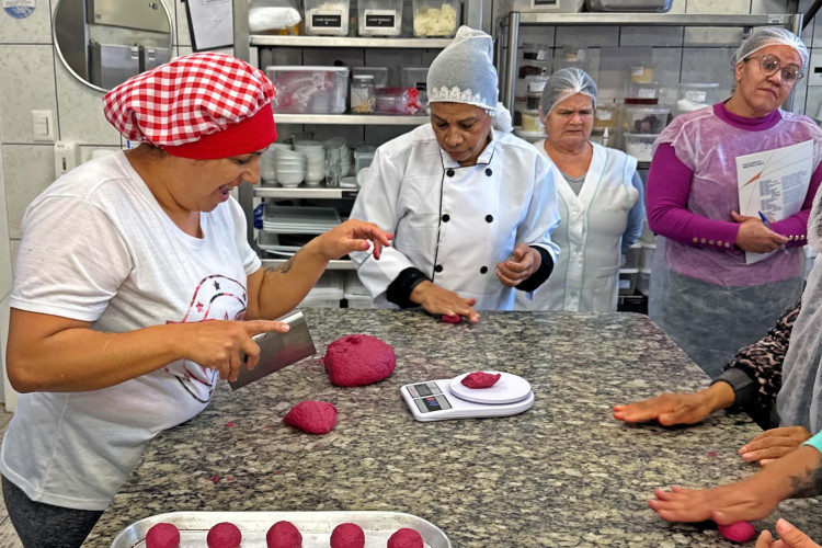 Alimentação saudável: Governo capacita 2 mil merendeiras da rede estadual de ensino