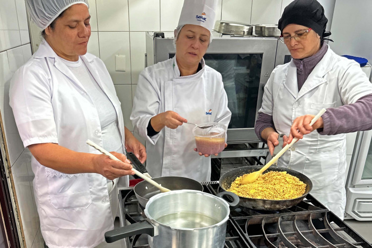 Alimentação saudável: Governo capacita 2 mil merendeiras da rede estadual de ensino