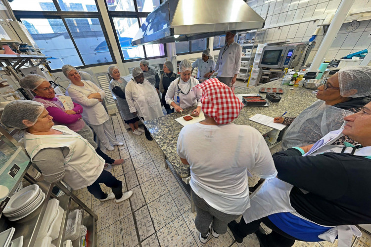 Alimentação saudável: Governo capacita 2 mil merendeiras da rede estadual de ensino