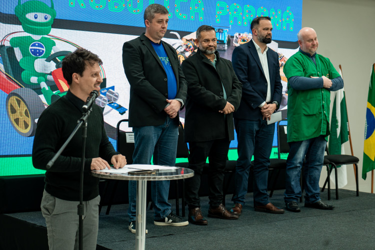 Com oficinas e palestras, Estado reforça preparação de professores para robótica