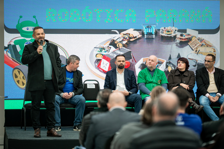 Com oficinas e palestras, Estado reforça preparação de professores para robótica