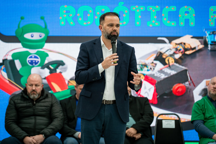 Com oficinas e palestras, Estado reforça preparação de professores para robótica