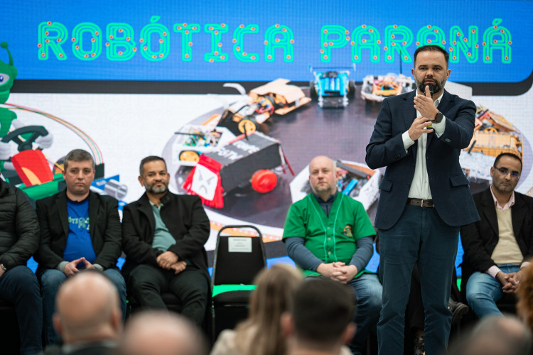 Com oficinas e palestras, Estado reforça preparação de professores para robótica