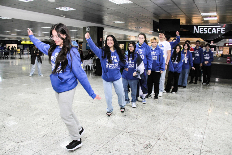 Embarque de 16 alunos para a Escócia dentro do programa Ganhando o Mundo de intercâmbio de estudantes da rede estadual de ensino.