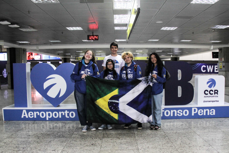 Embarque de 16 alunos para a Escócia dentro do programa Ganhando o Mundo de intercâmbio de estudantes da rede estadual de ensino.