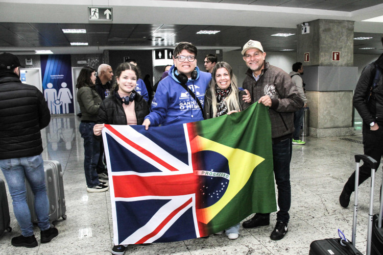 Embarque de 16 alunos para a Escócia dentro do programa Ganhando o Mundo de intercâmbio de estudantes da rede estadual de ensino.