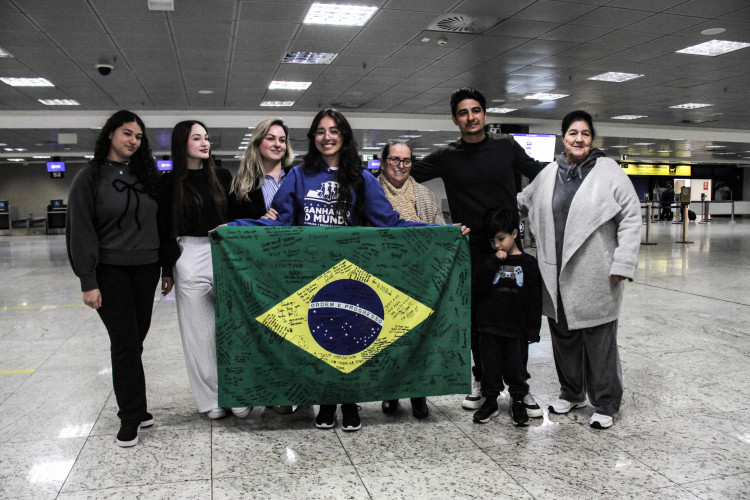 Embarque de 16 alunos para a Escócia dentro do programa Ganhando o Mundo de intercâmbio de estudantes da rede estadual de ensino.