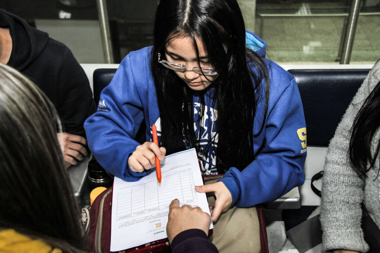 Embarque de 16 alunos para a Escócia dentro do programa Ganhando o Mundo de intercâmbio de estudantes da rede estadual de ensino.