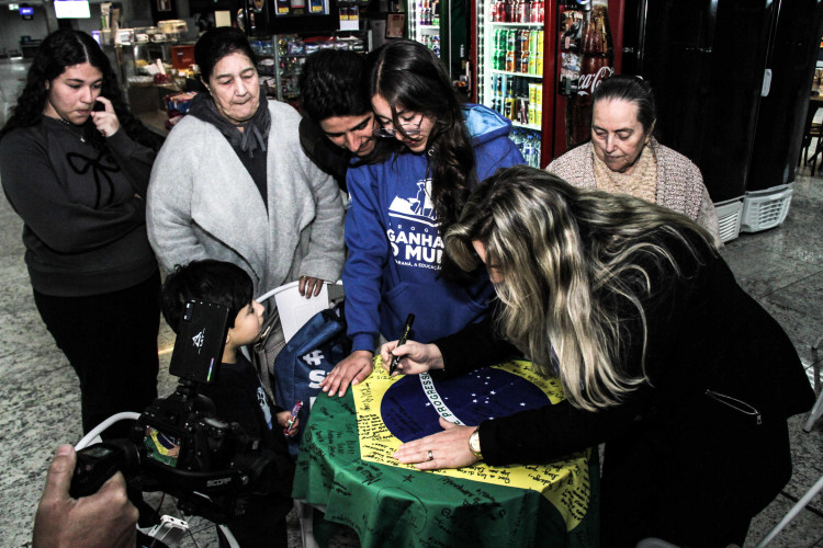 Embarque de 16 alunos para a Escócia dentro do programa Ganhando o Mundo de intercâmbio de estudantes da rede estadual de ensino.