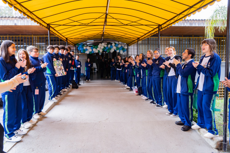 Tecnologia na educação: Governo formaliza entrega 15 mil desktops para 526 escolas