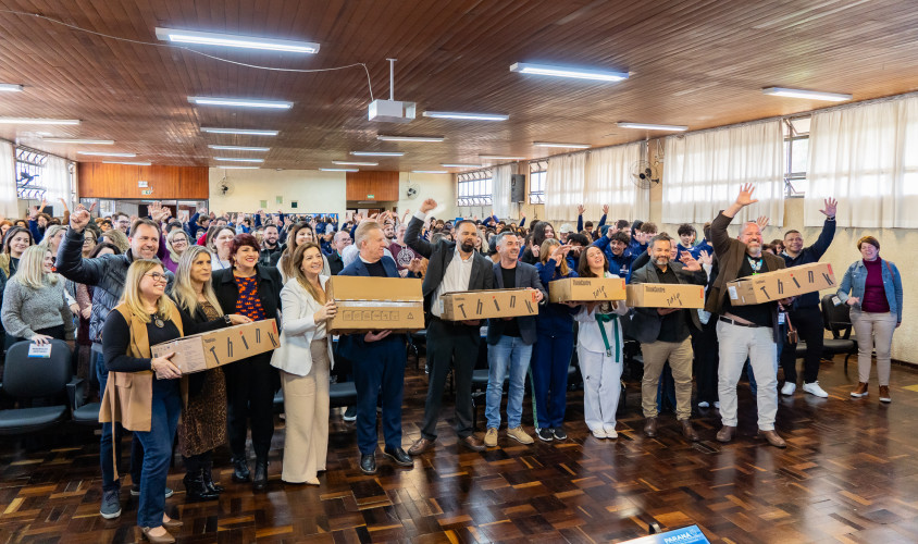 Tecnologia na educação: Governo formaliza entrega 15 mil desktops para 526 escolas