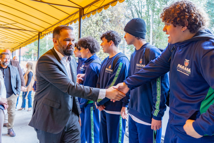 Tecnologia na educação: Governo formaliza entrega 15 mil desktops para 526 escolas