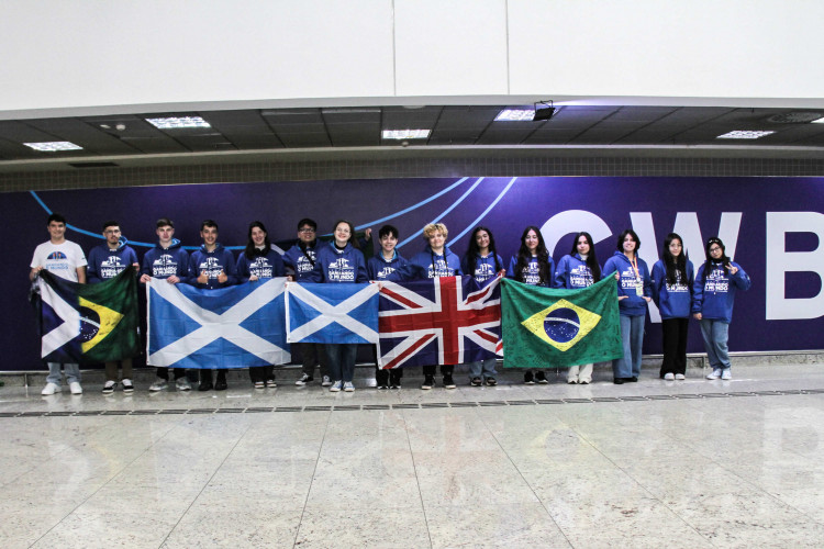 Embarque de 16 alunos para a Escócia dentro do programa Ganhando o Mundo de intercâmbio de estudantes da rede estadual de ensino.
