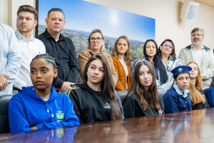 Emoção e expectativa: secretário da Educação recebe estudantes convocados para o Ganhando o Mundo 2026