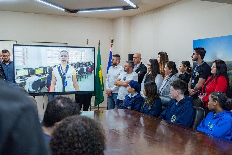 Emoção e expectativa: secretário da Educação recebe estudantes convocados para o Ganhando o Mundo 2026