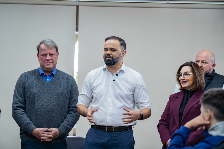 Emoção e expectativa: secretário da Educação recebe estudantes convocados para o Ganhando o Mundo 2026