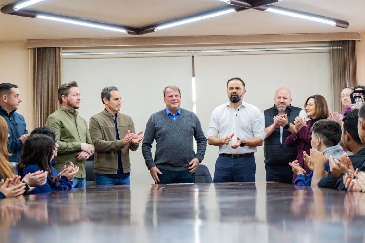 Emoção e expectativa: secretário da Educação recebe estudantes convocados para o Ganhando o Mundo 2026