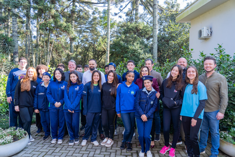 Emoção e expectativa: secretário da Educação recebe estudantes convocados para o Ganhando o Mundo 2026