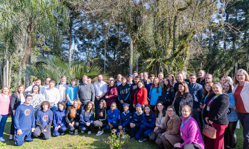 Emoção e expectativa: secretário da Educação recebe estudantes convocados para o Ganhando o Mundo 2026