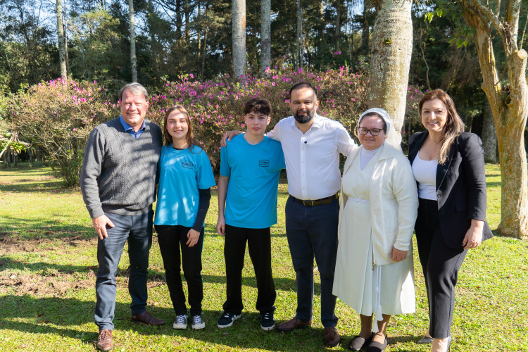 Emoção e expectativa: secretário da Educação recebe estudantes convocados para o Ganhando o Mundo 2026