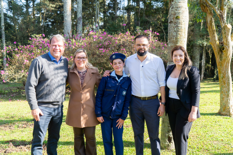 Emoção e expectativa: secretário da Educação recebe estudantes convocados para o Ganhando o Mundo 2026