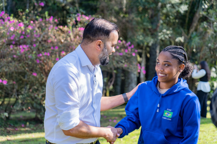 Emoção e expectativa: secretário da Educação recebe estudantes convocados para o Ganhando o Mundo 2026