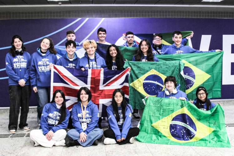 Embarque de 16 alunos para a Escócia dentro do programa Ganhando o Mundo de intercâmbio de estudantes da rede estadual de ensino.