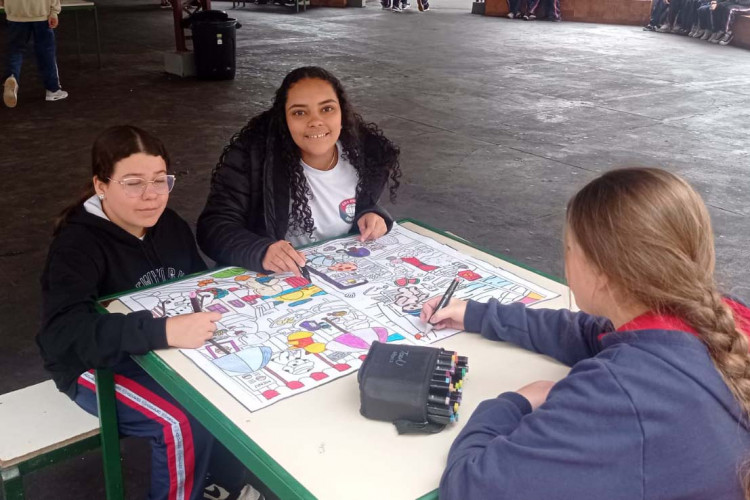 Um semestre sem celular: novas atividades aproximam alunos e refletem na aprendizagem