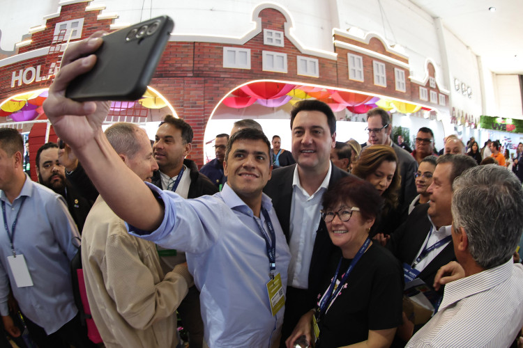 Ratinho Junior compartilha projetos de sucesso da educação no Conexidades