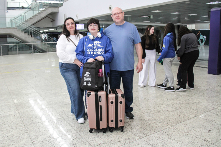 Embarque de 16 alunos para a Escócia dentro do programa Ganhando o Mundo de intercâmbio de estudantes da rede estadual de ensino.