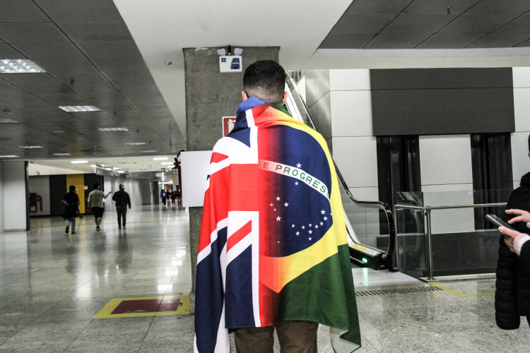 Embarque de 16 alunos para a Escócia dentro do programa Ganhando o Mundo de intercâmbio de estudantes da rede estadual de ensino.