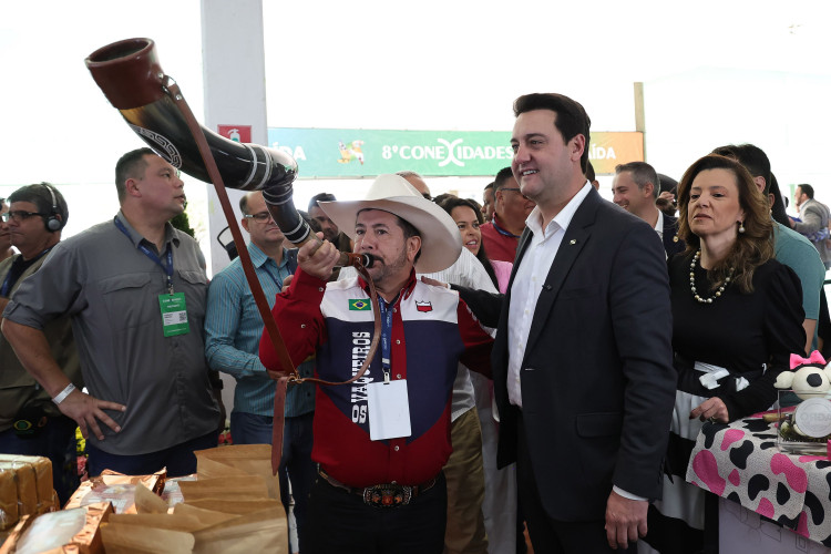 Ratinho Junior compartilha projetos de sucesso da educação no Conexidades