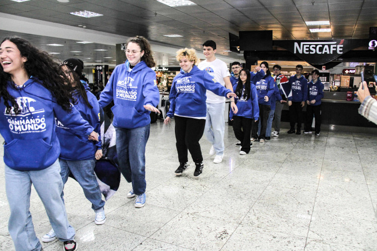 Embarque de 16 alunos para a Escócia dentro do programa Ganhando o Mundo de intercâmbio de estudantes da rede estadual de ensino.