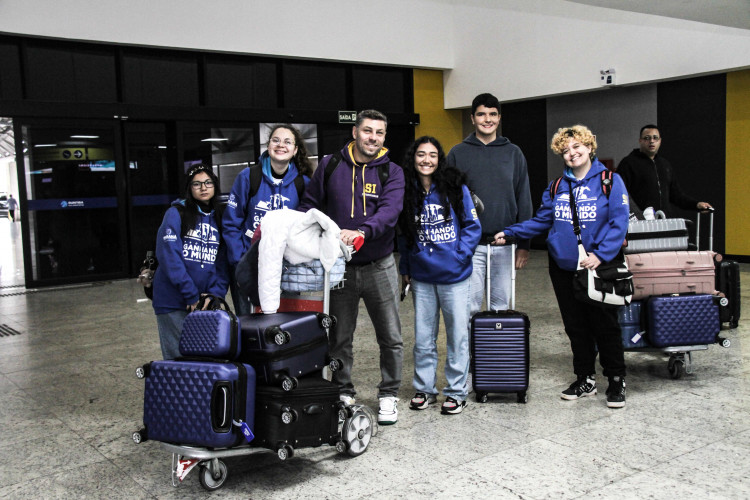 Embarque de 16 alunos para a Escócia dentro do programa Ganhando o Mundo de intercâmbio de estudantes da rede estadual de ensino.