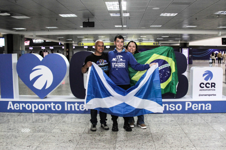 Embarque de 16 alunos para a Escócia dentro do programa Ganhando o Mundo de intercâmbio de estudantes da rede estadual de ensino.