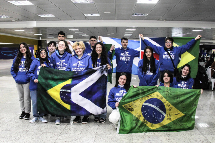 Embarque de 16 alunos para a Escócia dentro do programa Ganhando o Mundo de intercâmbio de estudantes da rede estadual de ensino.