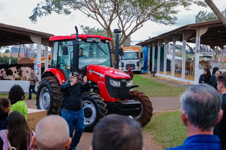 Estado entrega equipamentos para 11 colégios agrícolas e nova unidade em Goioerê