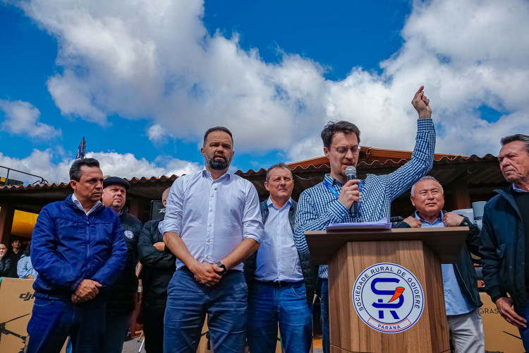 Estado entrega equipamentos para 11 colégios agrícolas e nova unidade em Goioerê