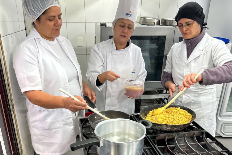Estado e Senac lançam livro de receitas do curso para merendeiras da rede estadual
