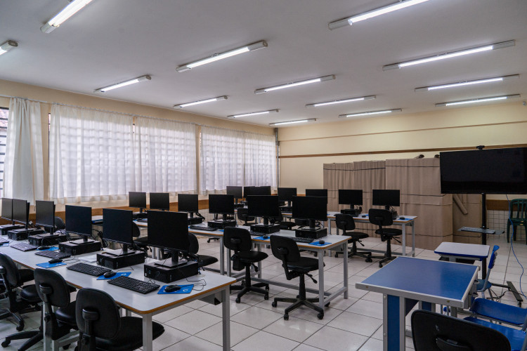 Pesquisa aponta aprovação alta da infraestrutura e merenda das escolas estaduais do Paraná