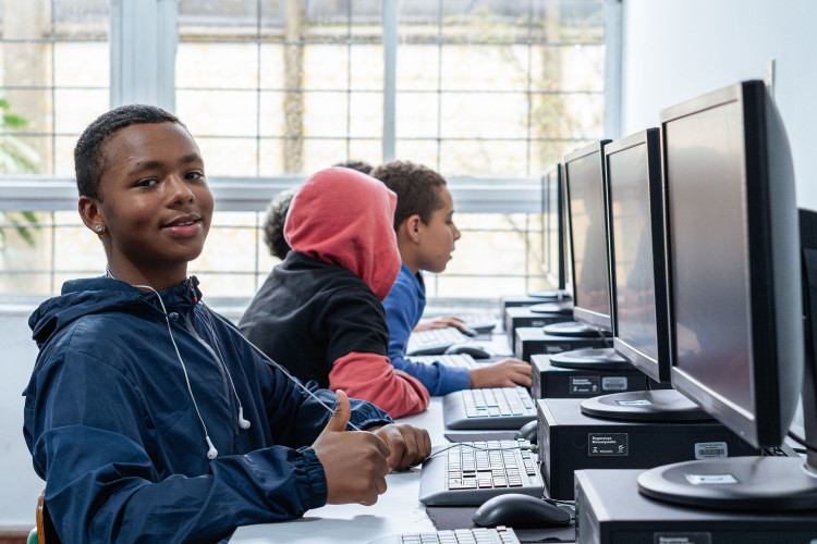 Inglês Paraná Agrinho 2025 abre edital para 500 mil alunos; premiação inclui 258 celulares