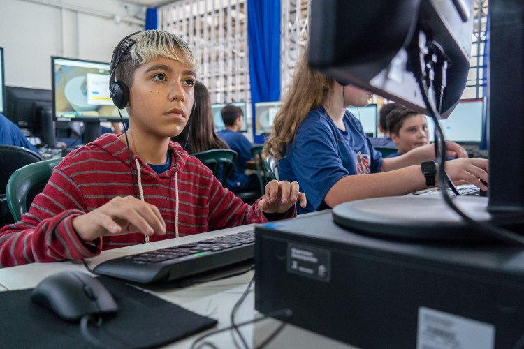 Inglês Paraná Agrinho 2025 abre edital para 500 mil alunos; premiação inclui 258 celulares