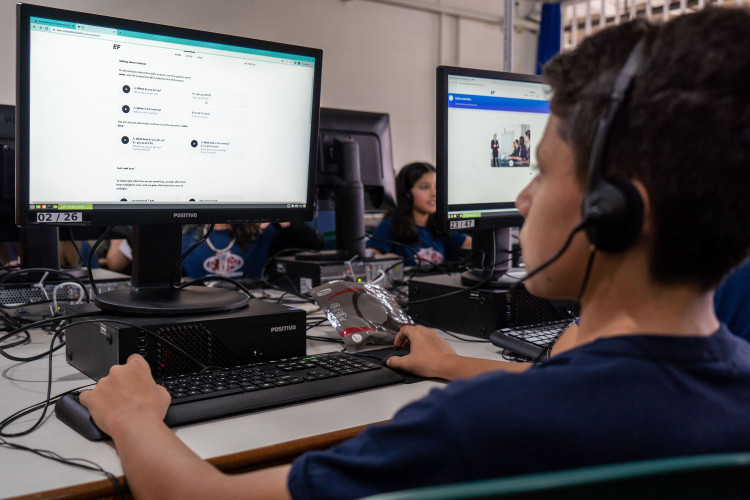 Inglês Paraná Agrinho 2025 abre edital para 500 mil alunos; premiação inclui 258 celulares